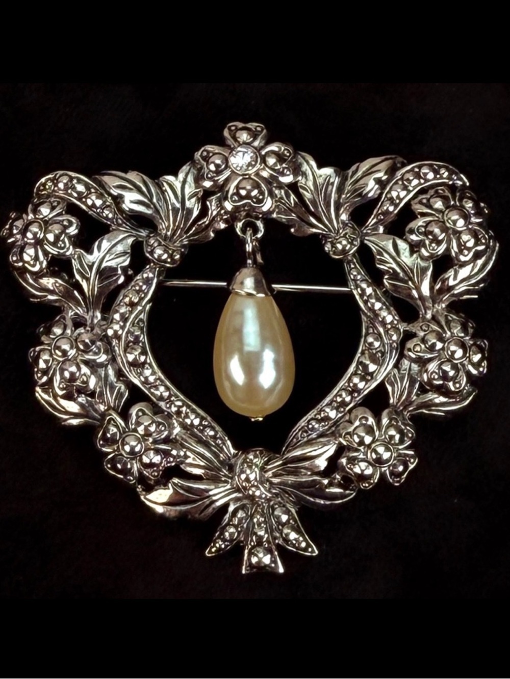 Beautiful vintage aged Silvertone faux pearl brooch pin